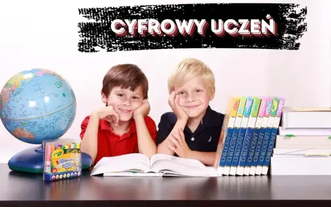 Dwóch uśmiechniętych chłopców przy biurku z globusem i książkami. Nad nimi napis "CYFROWY UCZEŃ".