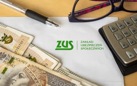 Pieniądze, długopis, okulary i kalkulator leżą obok dokumentu z logo ZUS. To może być podstawa do rozliczeń w systemie erp-7.