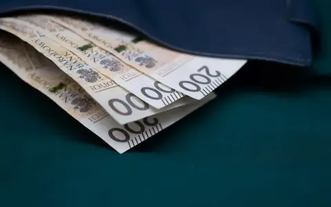 Portfel z banknotami 200 zł. Może to być nagroda jubileuszowa nauczycieli za lata pracy.