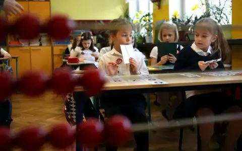 Dzieci w szkole, pierwsze kroki w nauce. Obowiązek szkolny 6-latków w klasie, gdzie nauka liter i cyfr staje się zabawą.
