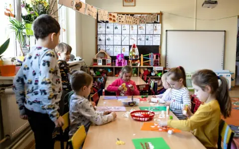 Dzieci tworzą prace plastyczne podczas rekrutacji uzupełniającej do przedszkola.