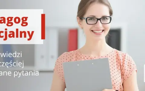 Uśmiechnięta kobieta z okularami trzyma teczkę. Napis "Pedagog specjalny kwalifikacje" sugeruje, że zdobycie tych uprawnień jest kluczowe.