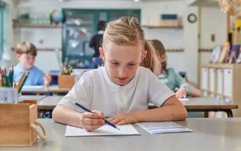 Dzieci uczą się w klasie. Ile jest placówek oświatowych w Polsce? Tysiące!