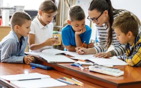 Czy pedagog może być wychowawcą klasy? Prawo i praktyka.