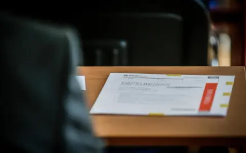 Na biurku leży arkusz egzaminacyjny. Już wkrótce dowiesz się, jak sprawdzić wyniki matur.