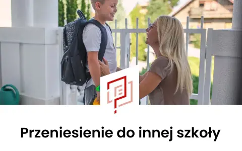 Chłopiec z plecakiem i uśmiechnięta kobieta, być może mama, przygotowują się do nowego etapu. To może być przeniesienie do innej szkoły, pełne nadziei.