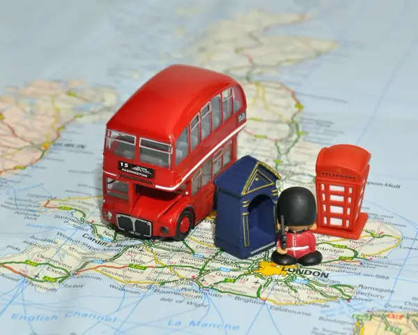 Miniaturowy czerwony autobus, budka telefoniczna i żołnierz na mapie Londynu. Idealne na podróż, gdy zastanawiasz się, ile trwa egzamin z angielskiego.