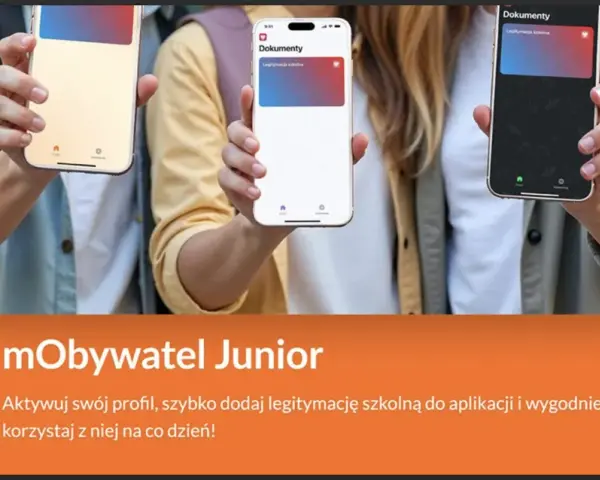 Trzy osoby trzymają telefony z widoczną cyfrową legitymacją szkolną w aplikacji mObywatel.