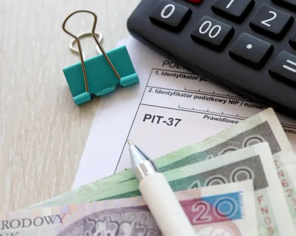 Stypendium szkolne a dochód: Czy MOPS i PIT wliczają Twoje świadczenie?