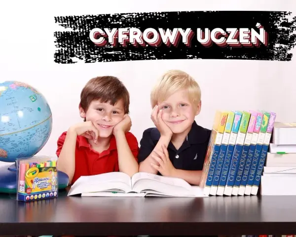Dwóch uśmiechniętych chłopców przy biurku z globusem i książkami. Nad nimi napis "CYFROWY UCZEŃ".