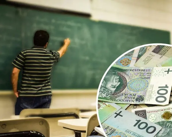 Nauczyciel pisze na tablicy, a obok stos polskich banknotów. Czy zarobki nauczycieli są wystarczające?