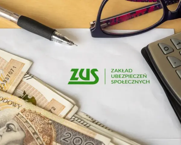 Pieniądze, długopis, okulary i kalkulator leżą obok dokumentu z logo ZUS. To może być podstawa do rozliczeń w systemie erp-7.