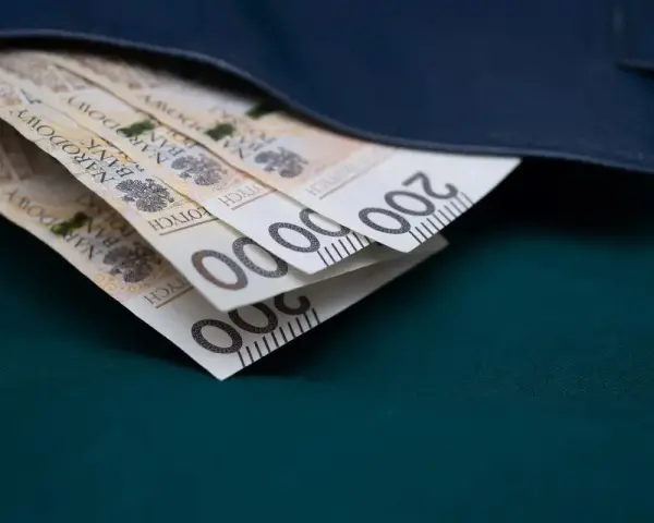 Portfel z banknotami 200 zł. Może to być nagroda jubileuszowa nauczycieli za lata pracy.