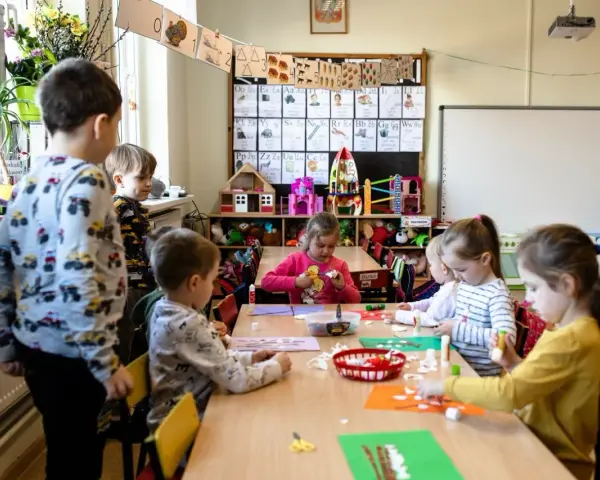 Dzieci tworzą prace plastyczne podczas rekrutacji uzupełniającej do przedszkola.