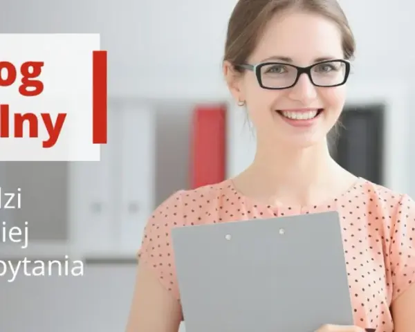 Uśmiechnięta kobieta z okularami trzyma teczkę. Napis "Pedagog specjalny kwalifikacje" sugeruje, że zdobycie tych uprawnień jest kluczowe.