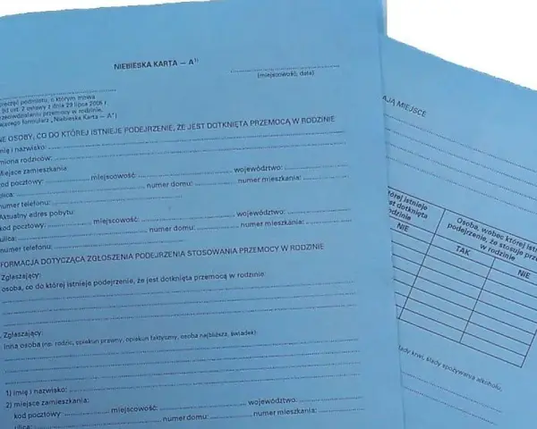 Niebieska karta wypełniana jest, gdy istnieje podejrzenie przemocy w rodzinie. Formularz zawiera dane osoby dotkniętej przemocą i sprawcy.