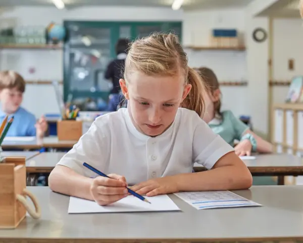 Dzieci uczą się w klasie. Ile jest placówek oświatowych w Polsce? Tysiące!