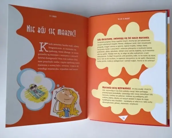 Dziewczynka z blond włosami marzy o wakacjach na plaży. Może to przyszły stażysta, który planuje swoje pierwsze wielkie podróże.