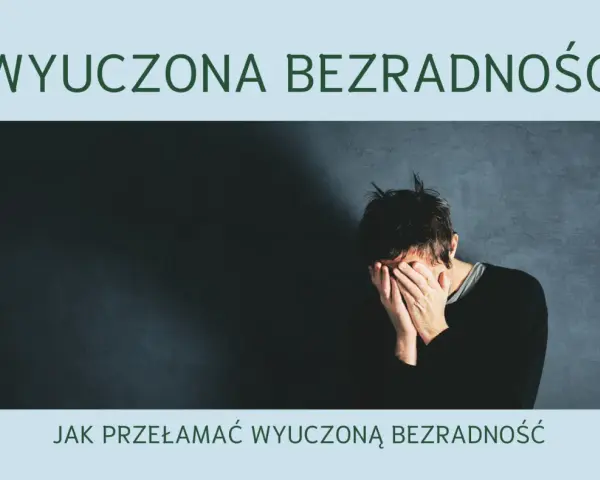 Mężczyzna zakrywa twarz dłońmi, symbolizując wyuczoną bezradność. Tekst nad nim głosi "WYUCZONA BEZRADNOŚĆ", a pod nim "JAK PRZEŁAMAĆ WYUCZONĄ BEZRADNOŚĆ".
