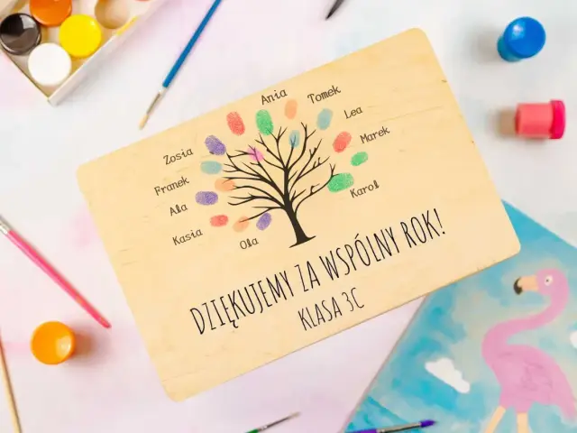 Drewniana tabliczka z drzewem odcisków palców uczniów i napisem "Dziękujemy za wspólny rok!". Idealny pomysł, co kupić wychowawcy na koniec roku.