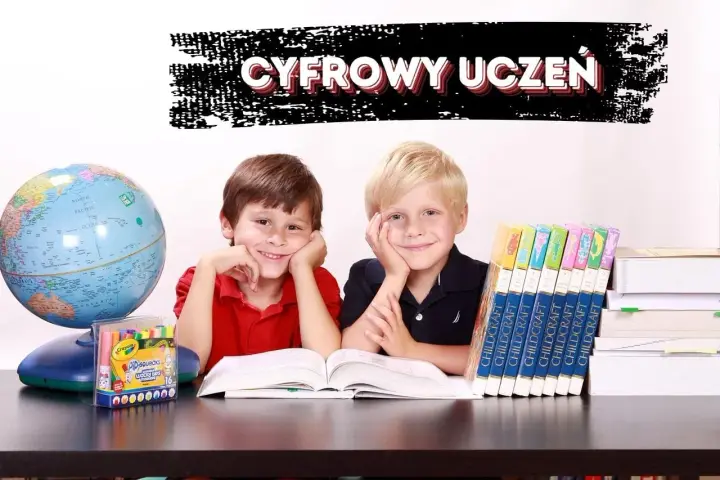 Dwóch uśmiechniętych chłopców przy biurku z globusem i książkami. Nad nimi napis "CYFROWY UCZEŃ".