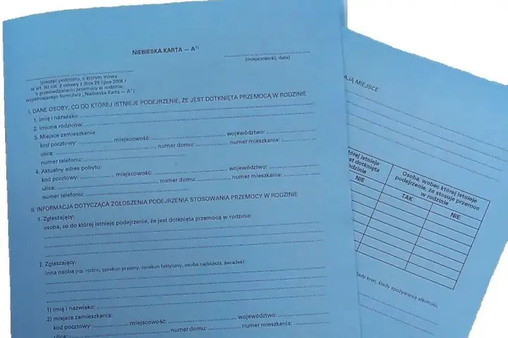 Niebieska karta wypełniana jest, gdy istnieje podejrzenie przemocy w rodzinie. Formularz zawiera dane osoby dotkniętej przemocą i sprawcy.