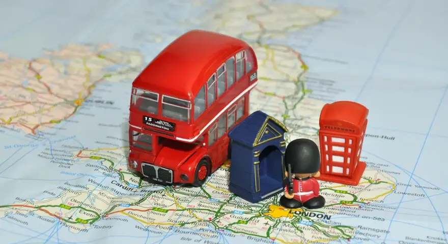 Miniaturowy czerwony autobus, budka telefoniczna i żołnierz na mapie Londynu. Idealne na podróż, gdy zastanawiasz się, ile trwa egzamin z angielskiego.