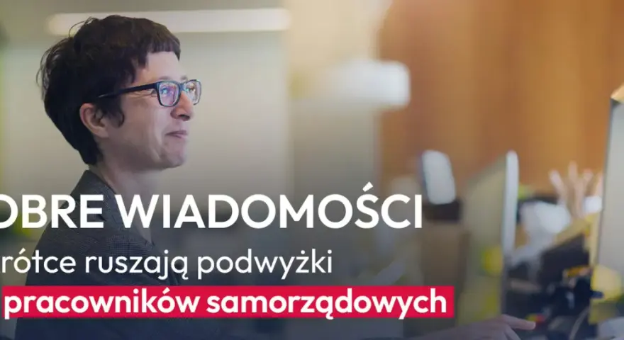 Dobre wiadomości! Wkrótce ruszają podwyżki dla pracowników samorządowych. Kobieta w okularach pracuje przy komputerze.