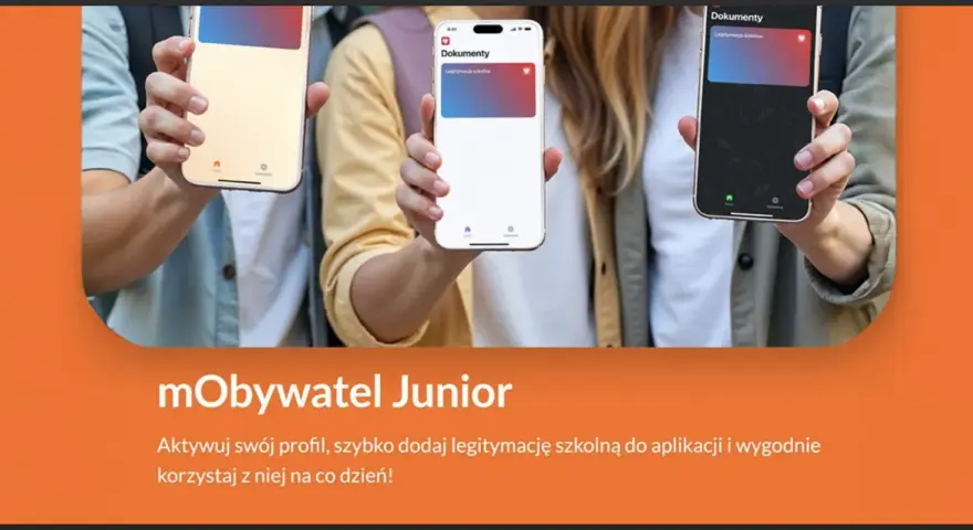 Trzy osoby trzymają telefony z widoczną cyfrową legitymacją szkolną w aplikacji mObywatel.