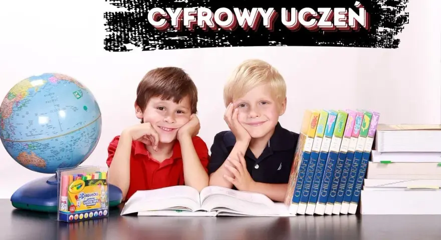 Dwóch uśmiechniętych chłopców przy biurku z globusem i książkami. Nad nimi napis "CYFROWY UCZEŃ".