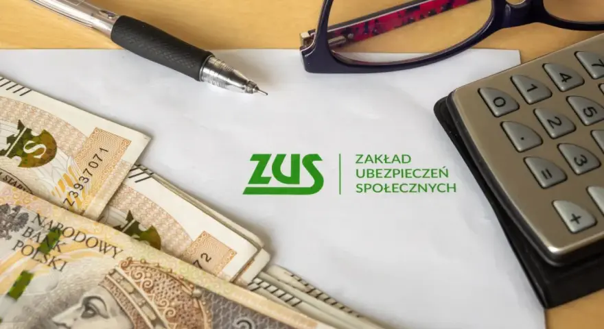 Pieniądze, długopis, okulary i kalkulator leżą obok dokumentu z logo ZUS. To może być podstawa do rozliczeń w systemie erp-7.