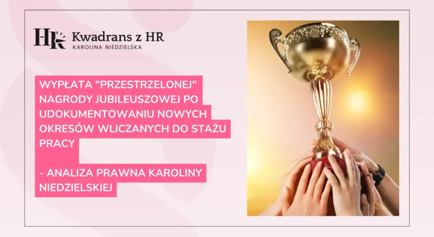 Złoty puchar w dłoniach symbolizuje sukces i jubileusz 30 lat pracy. Analiza prawna Karolina Niedzielskiej.