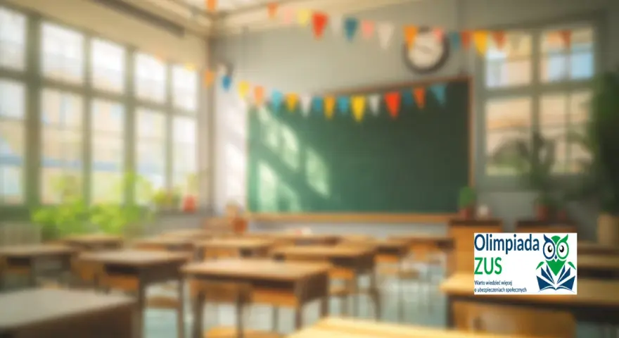 Pusta klasa z ławkami i tablicą, ozdobiona girlandą. Logo "Olimpiada ZUS" sugeruje, że to miejsce przygotowań do wiedzy o ubezpieczeniach.