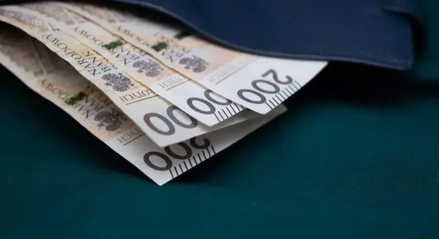 Portfel z banknotami 200 zł. Może to być nagroda jubileuszowa nauczycieli za lata pracy.