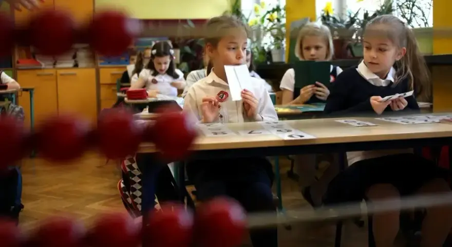 Dzieci w szkole, pierwsze kroki w nauce. Obowiązek szkolny 6-latków w klasie, gdzie nauka liter i cyfr staje się zabawą.