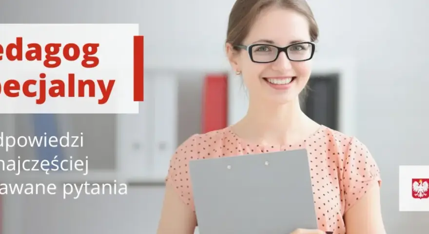 Uśmiechnięta kobieta z okularami trzyma teczkę. Napis "Pedagog specjalny kwalifikacje" sugeruje, że zdobycie tych uprawnień jest kluczowe.