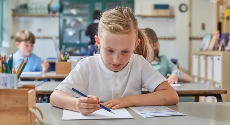 Dzieci uczą się w klasie. Ile jest placówek oświatowych w Polsce? Tysiące!