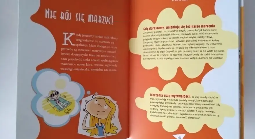 Dziewczynka z blond włosami marzy o wakacjach na plaży. Może to przyszły stażysta, który planuje swoje pierwsze wielkie podróże.