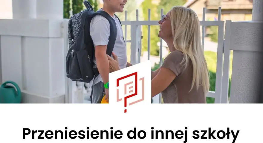 Chłopiec z plecakiem i uśmiechnięta kobieta, być może mama, przygotowują się do nowego etapu. To może być przeniesienie do innej szkoły, pełne nadziei.