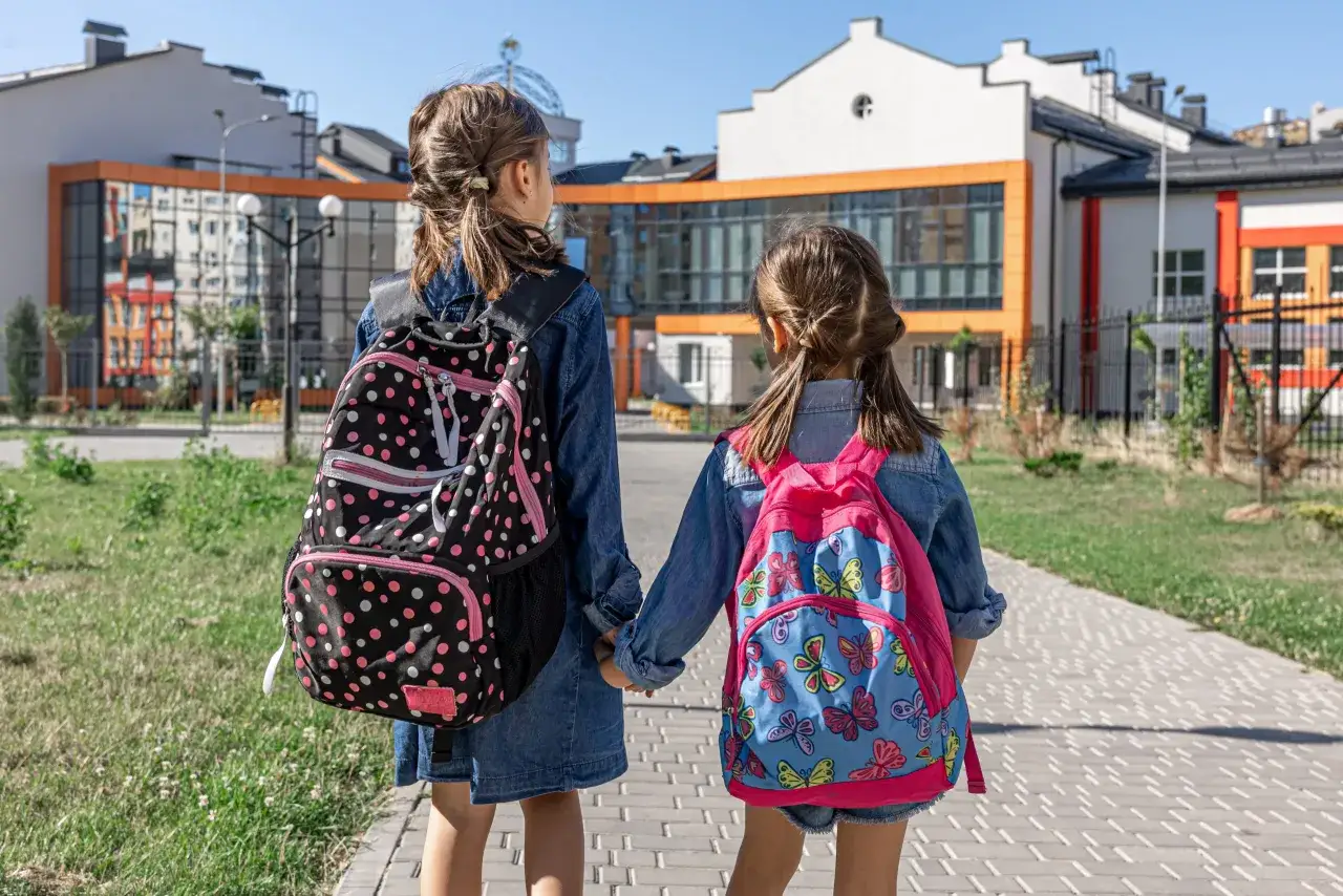 rodzina przygotowująca się do szkoły wyprawka szkolna