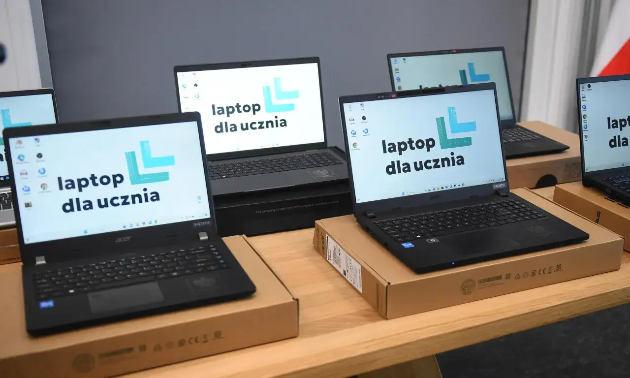 Kilka laptopów z logo