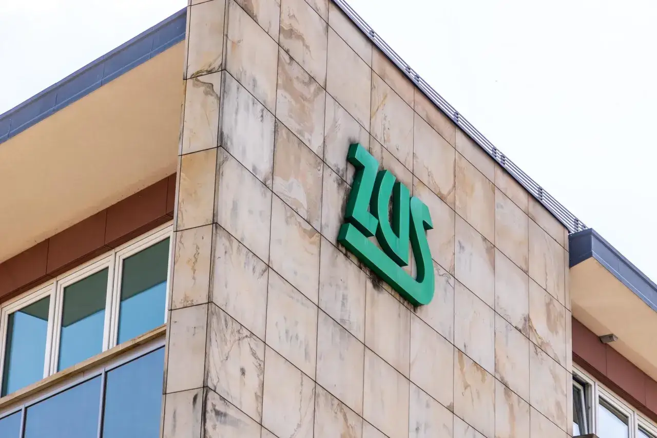 Zielony napis ZUS na elewacji budynku. Dowiedz się, czy umowa zlecenie wlicza się do emerytury.