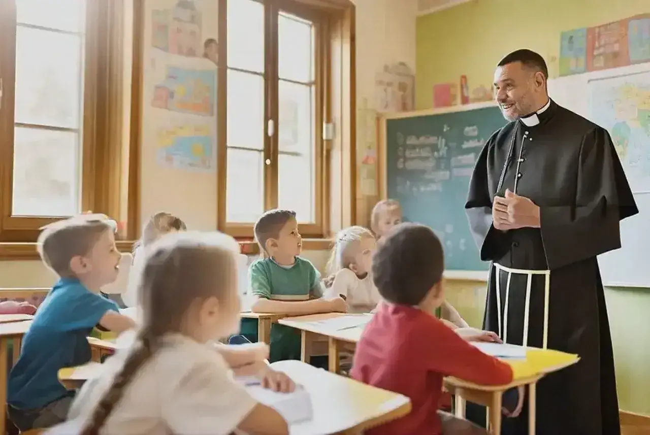 Uśmiechnięty katecheta w czarnej sutannie prowadzi lekcję dla dzieci siedzących w ławkach.