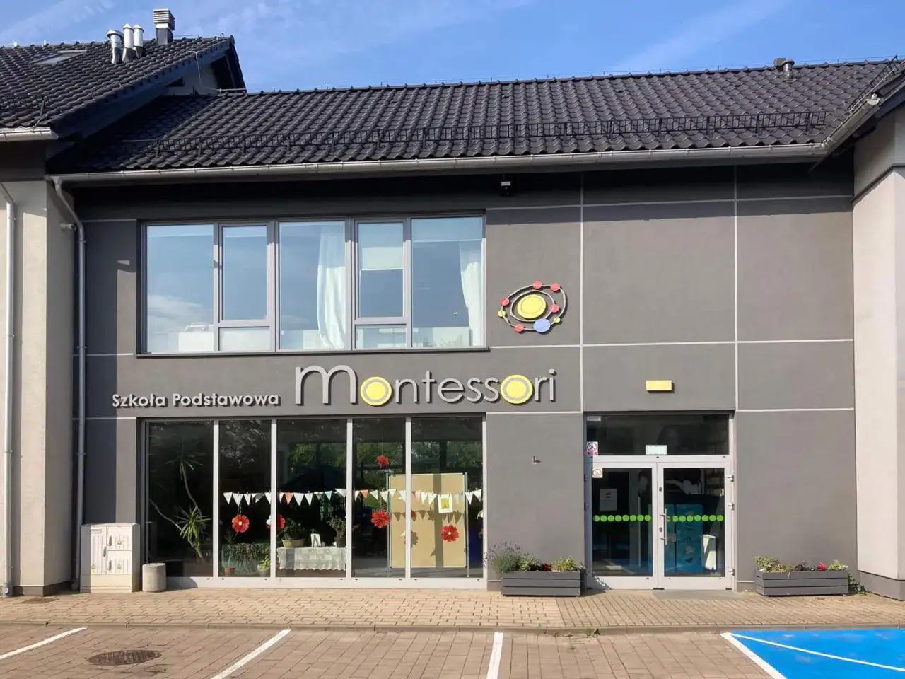 Nowoczesny budynek zespołu szkolno przedszkolnego Montessori.