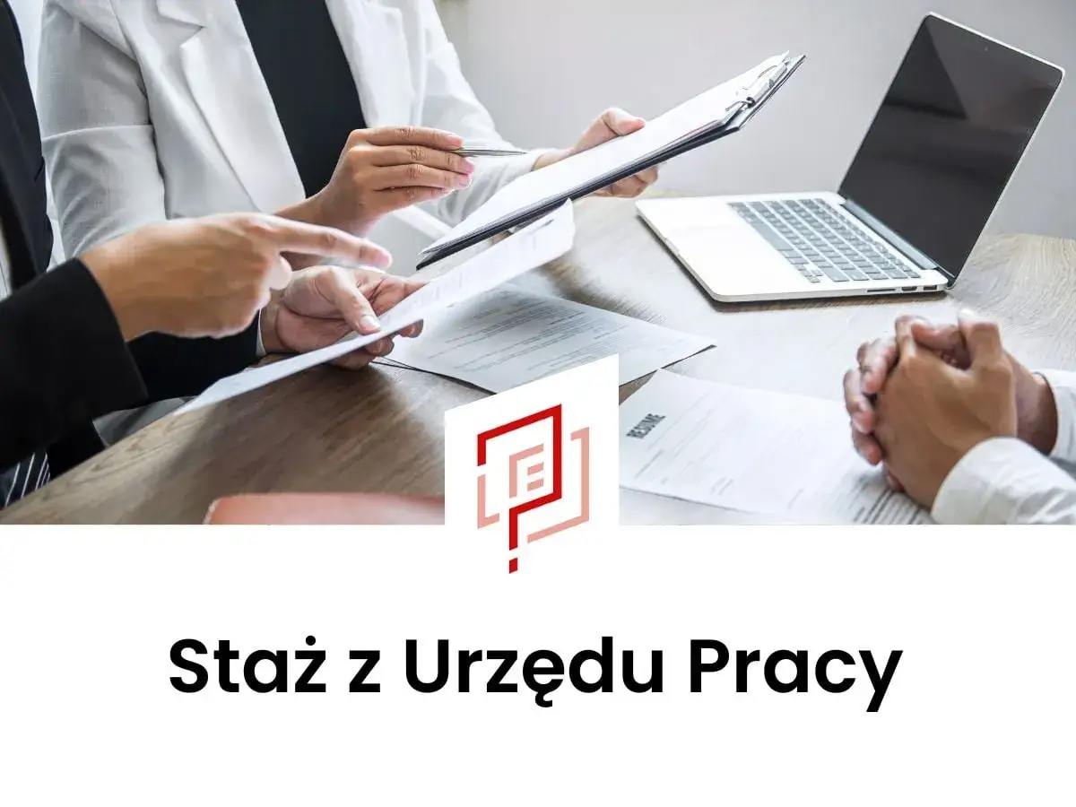 Rozmowa o tym, czy staż z urzędu pracy wlicza się do stażu pracy. Ludzie analizują dokumenty przy biurku.