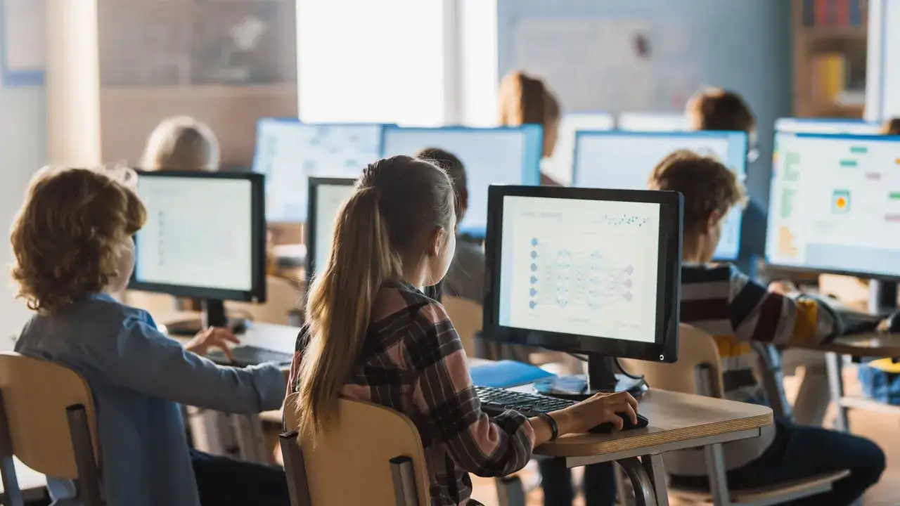 Uczeń z dziennikiem elektronicznym i znakiem zapytania