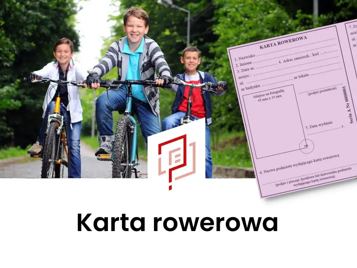 Trzech uśmiechniętych chłopców na rowerach. Obok karta rowerowa, na której widnieje pole 