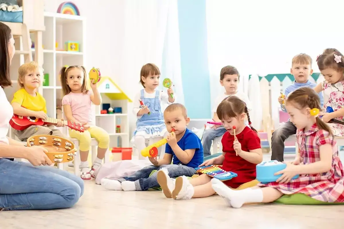 Dzieci w przedszkolu od ilu lat bawią się instrumentami. Radosna lekcja muzyki z nauczycielką.