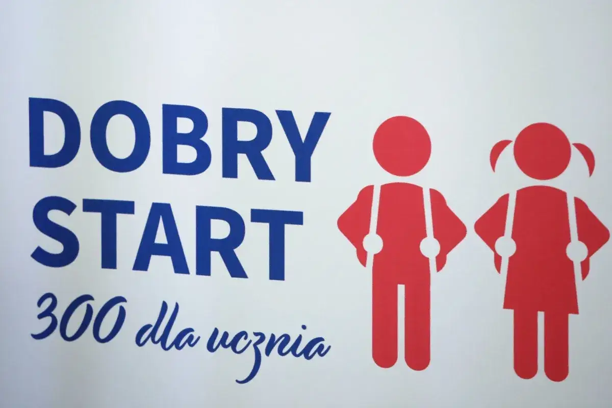 Dobry start 300 dla ucznia. Dwoje dzieci w czerwonych ubrankach z szelkami symbolizuje początek roku szkolnego.