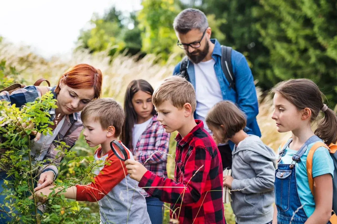 Wychowawca kolonijny z grupą dzieci